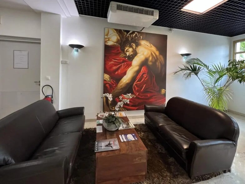 Office in Rueil-Malmaison for lease - Building Photo - Image 2 of 27