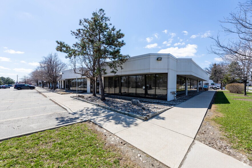 7560 Airport Rd, Mississauga, ON à louer - Photo du bâtiment - Image 2 de 5