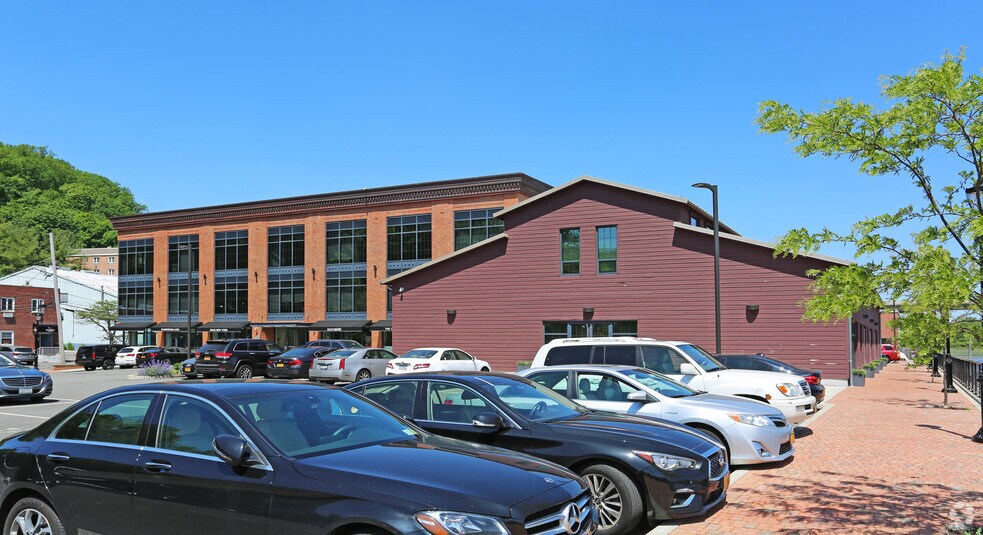 17-21 Lumber Rd, Roslyn, NY à louer - Photo du bâtiment - Image 2 de 2