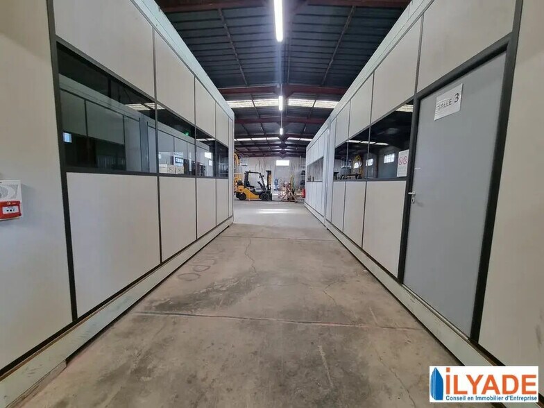 Rue De La Glacière, Vitrolles à louer - Photo du bâtiment - Image 3 de 8