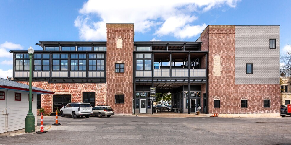 153 S Main St, Boerne, TX à louer - Photo du bâtiment - Image 2 de 22