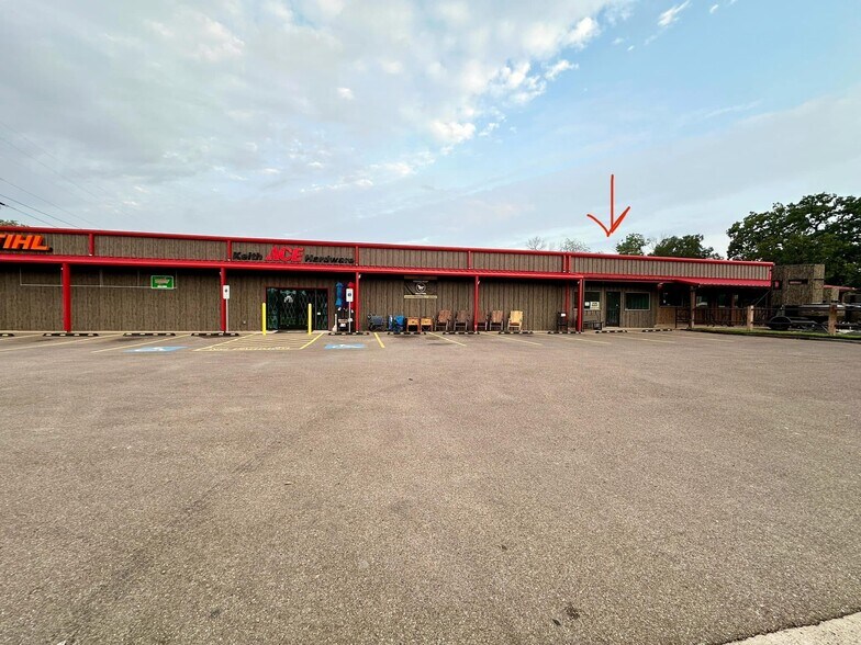 204 S Walnut St, Hico, TX à louer - Photo du bâtiment - Image 1 de 5