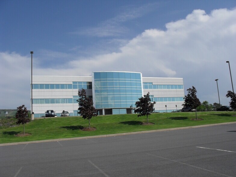 50 Glenmaura National Blvd, Moosic, PA à louer - Photo du bâtiment - Image 2 de 8