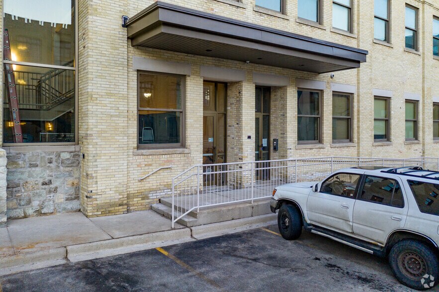 1037 W McKinley Ave, Milwaukee, WI à louer - Photo du bâtiment - Image 3 de 36