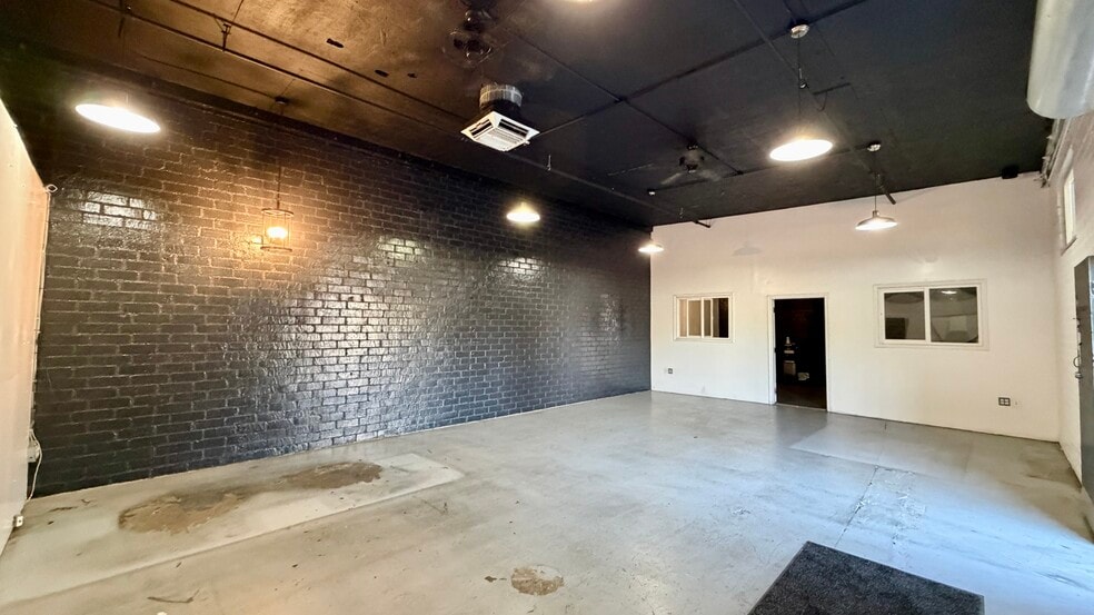14855 Bessemer St, Van Nuys, CA for lease - Building Photo - Image 3 of 15