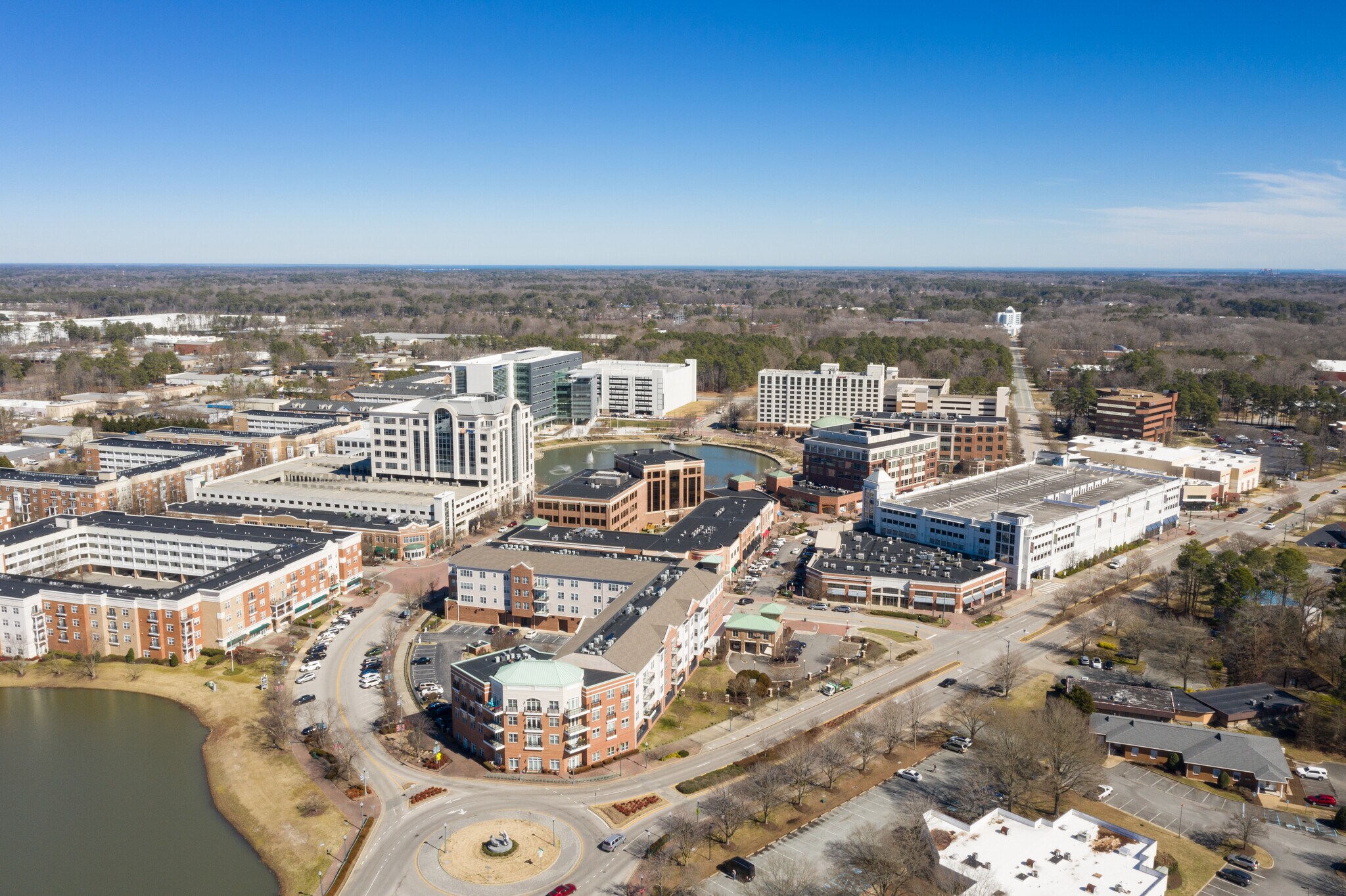 701 Town Center Dr, Newport News, VA à louer Photo du bâtiment- Image 1 de 3