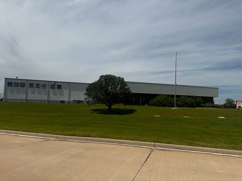 5301 SW 11th St, Lawton, OK for sale - Building Photo - Image 2 of 10