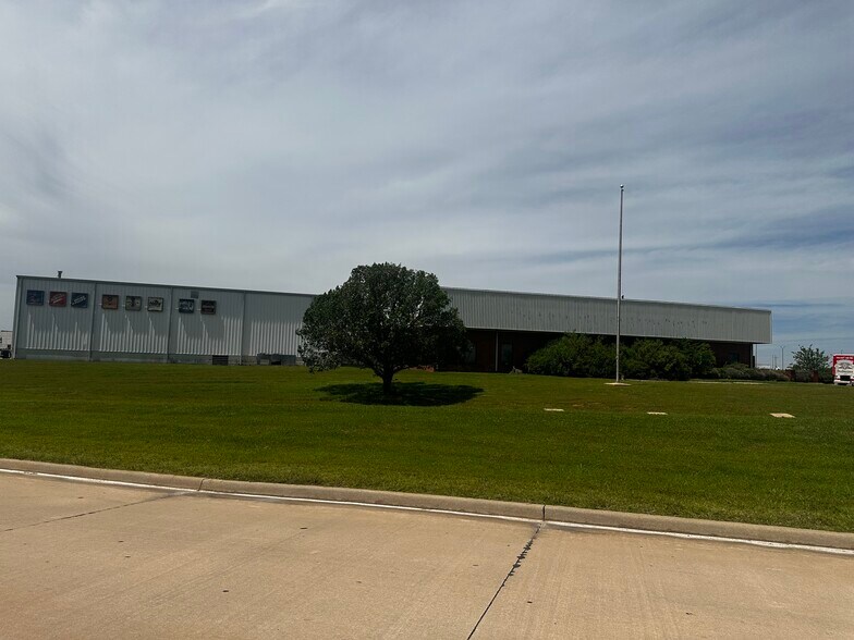 5301 SW 11th St, Lawton, OK for lease - Building Photo - Image 3 of 10