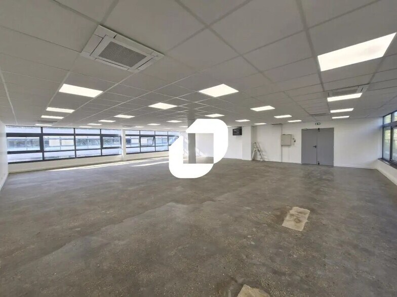 Flex in Croissy-Beaubourg for lease - Interior Photo - Image 3 of 7