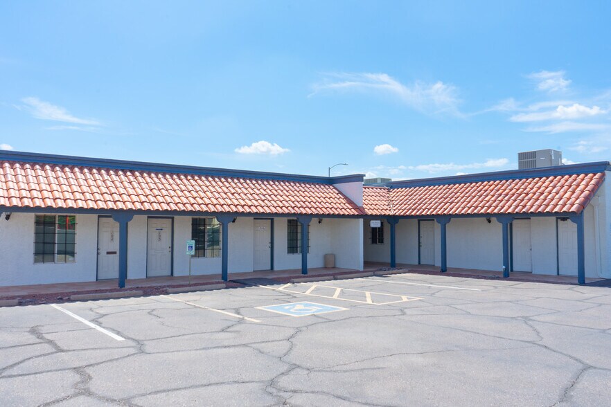3030 E Cactus Rd, Phoenix, AZ à vendre - Photo du bâtiment - Image 2 de 10