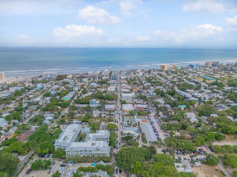 214 Columbus Ave, New Smyrna Beach, FL à vendre - Photo du bâtiment - Image 2 de 25