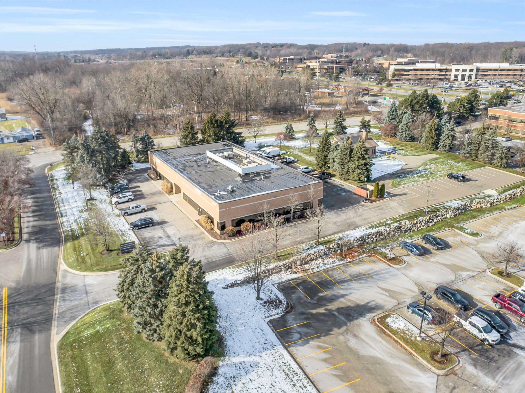 39340 Country Club Dr, Farmington Hills, MI for lease Primary Photo- Image 1 of 4