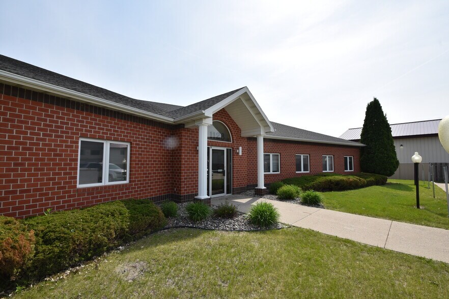 1128 Westrac Dr S, Fargo, ND à louer - Photo du bâtiment - Image 2 de 3