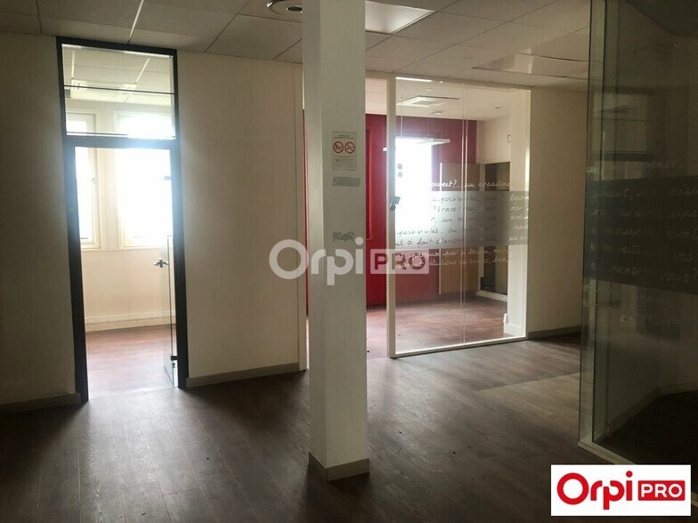 Retail in Seclin for lease - Interior Photo - Image 2 of 4