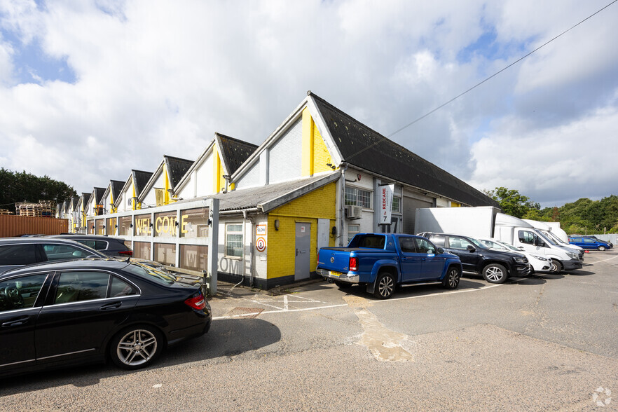 Kennel Ln, Horley for lease - Primary Photo - Image 1 of 5