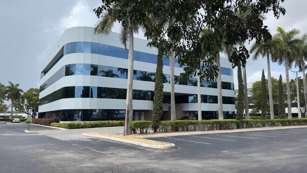 5835 Waterford District Dr, Miami, FL à louer - Photo du bâtiment - Image 1 de 8