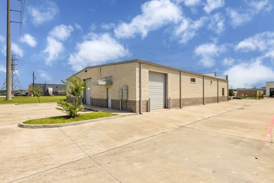 220 Ibis St, Webster, TX à louer - Photo du bâtiment - Image 3 de 15