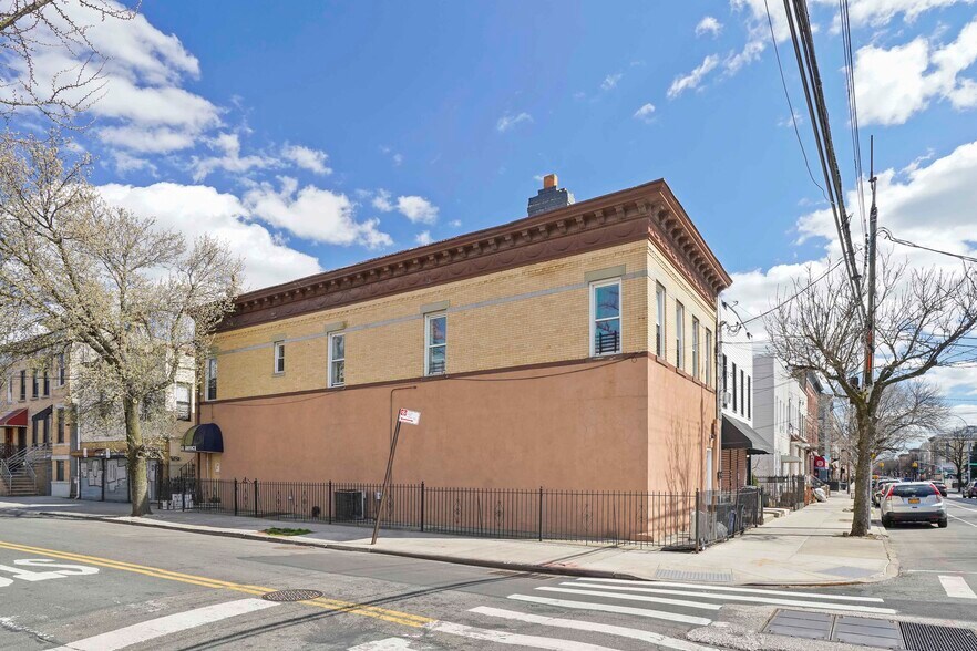 351 Onderdonk Ave, Flushing, NY à vendre - Photo du bâtiment - Image 3 de 6