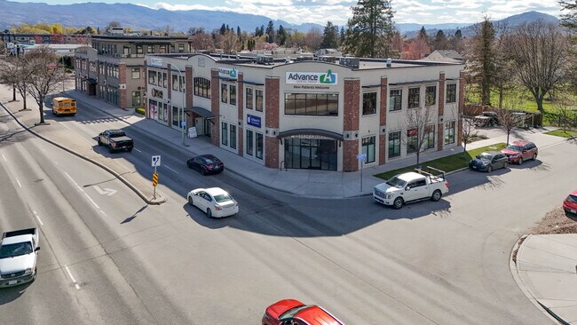 Plus de détails pour 1810 Gordon Dr, Kelowna, BC - Commerce de détail à louer
