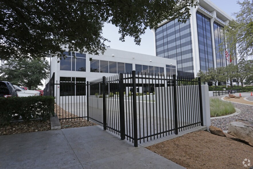 2525 N Stemmons Fwy, Dallas, TX à vendre - Photo principale - Image 1 de 6