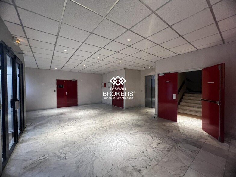 Bureau dans Villebon-sur-Yvette à louer - Hall d’entrée - Image 2 de 8
