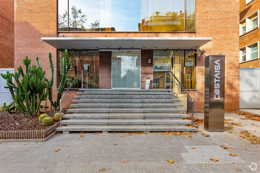 Office in Barcelona, Barcelona for lease - Building Photo - Image 3 of 4