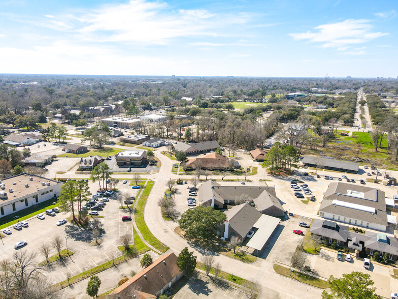 606 Colonial Dr, Baton Rouge, LA à louer - Photo du bâtiment - Image 2 de 4