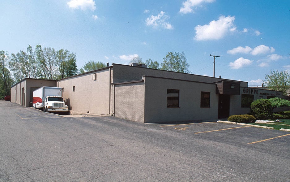 15642 Common Rd, Roseville, MI for sale - Building Photo - Image 3 of 8