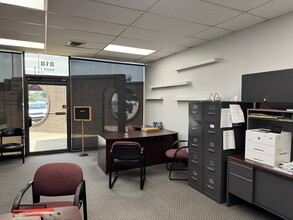 816-818 NW Park Ln, Lee's Summit, MO for lease Interior Photo- Image 2 of 6