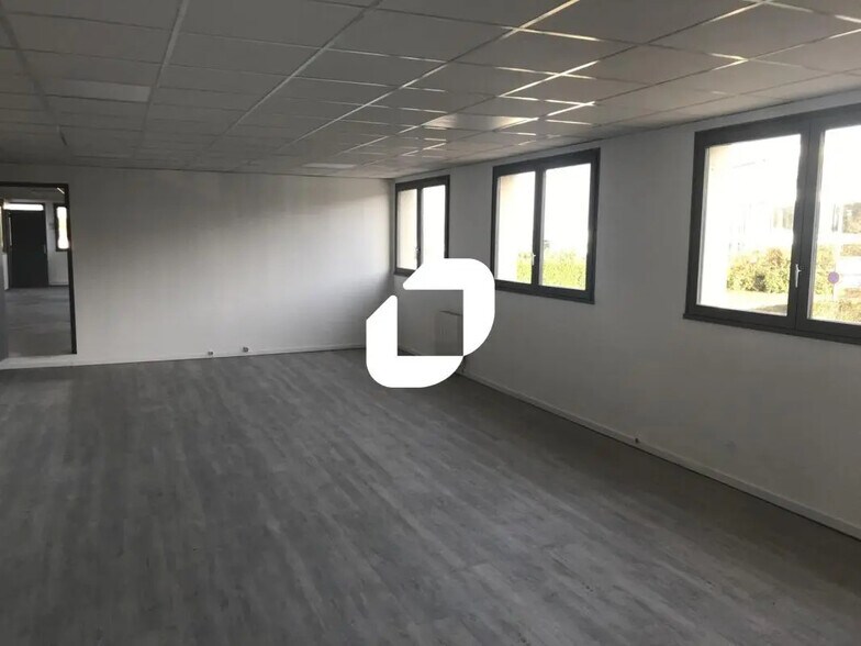 Flex in Émerainville for lease - Interior Photo - Image 3 of 3