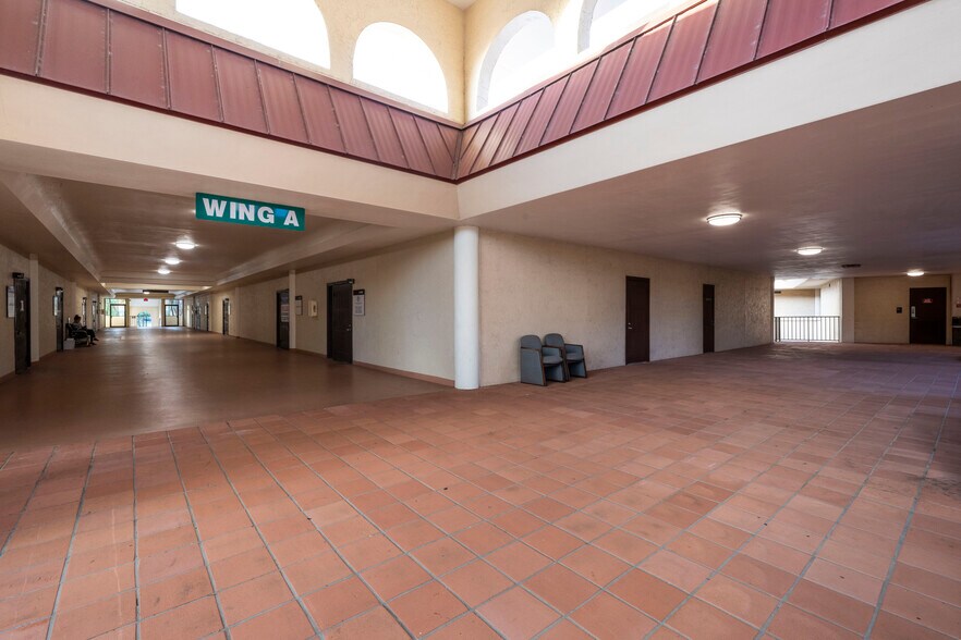 1801 SE Hillmoor Dr, Port Saint Lucie, FL à vendre - Photo intérieure - Image 2 de 14