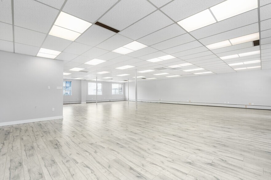 1916 Broadway W, Vancouver, BC à louer - Photo intérieure - Image 2 de 8