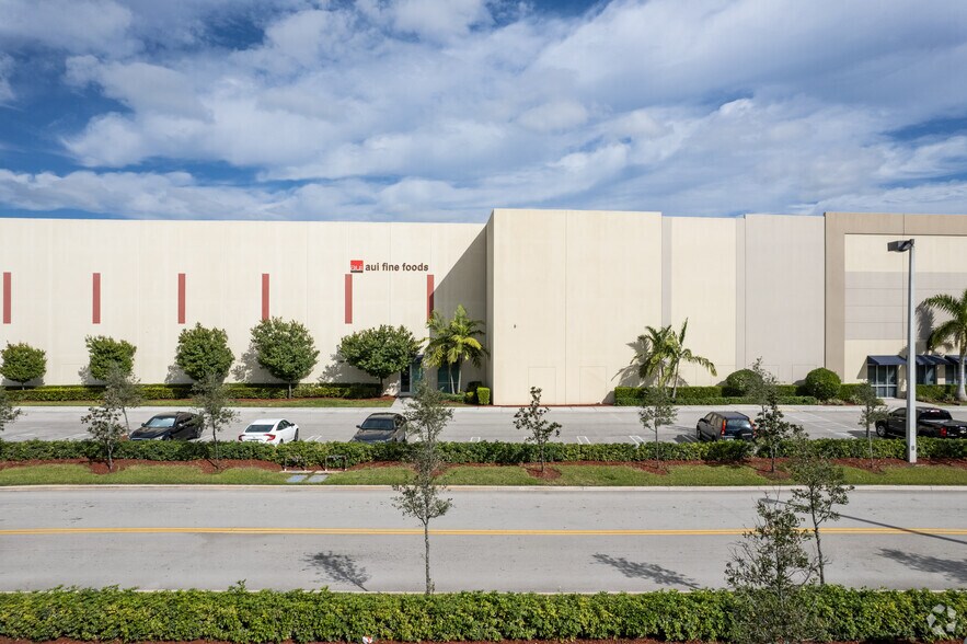 11411 NW 107 St, Miami, FL à louer - Photo du bâtiment - Image 2 de 36