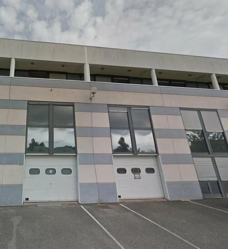 Commerce de détail dans Saint-Quentin-Fallavier à louer Photo du bâtiment- Image 1 de 4