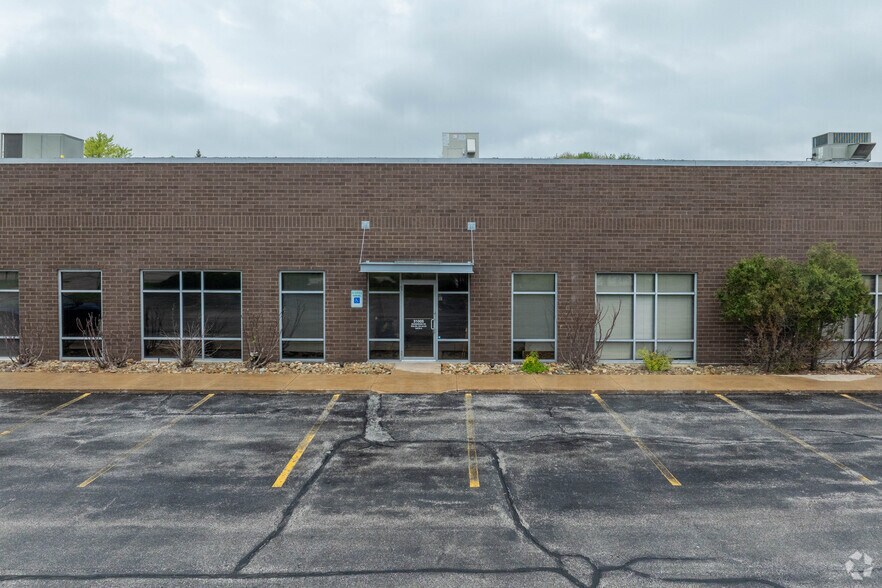 31005 Bainbridge Rd, Solon, OH à louer - Photo du bâtiment - Image 2 de 5