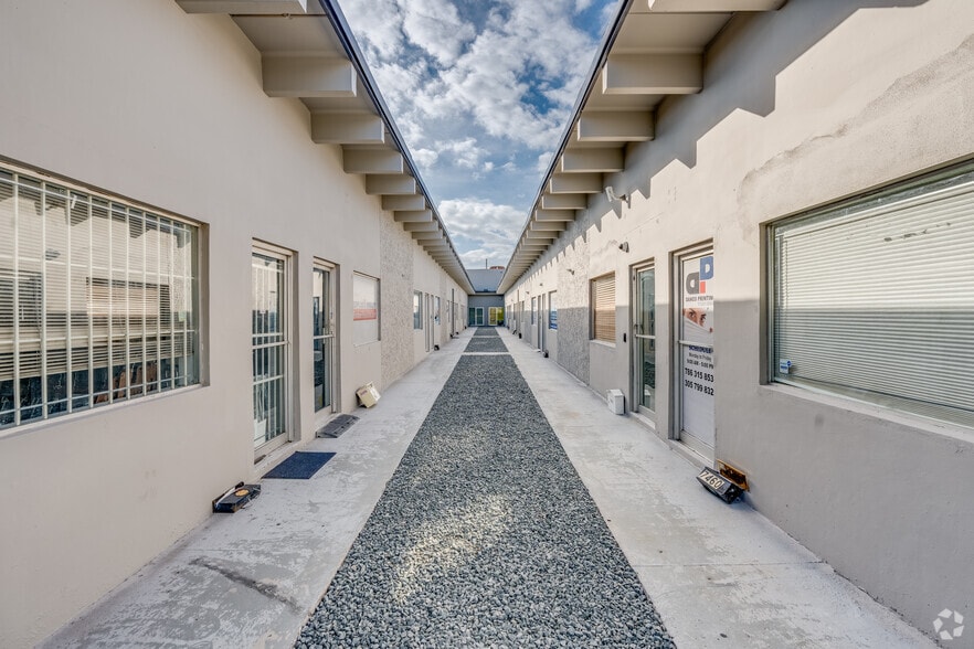 7440-7458 NW 8th St, Miami, FL for lease - Building Photo - Image 2 of 6