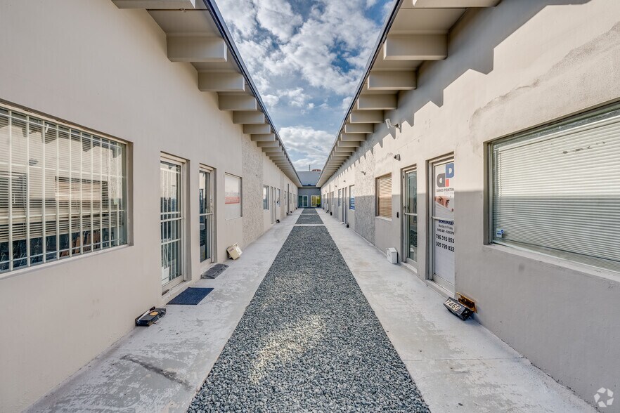 7440-7458 NW 8th St, Miami, FL à louer - Photo du bâtiment - Image 2 de 6
