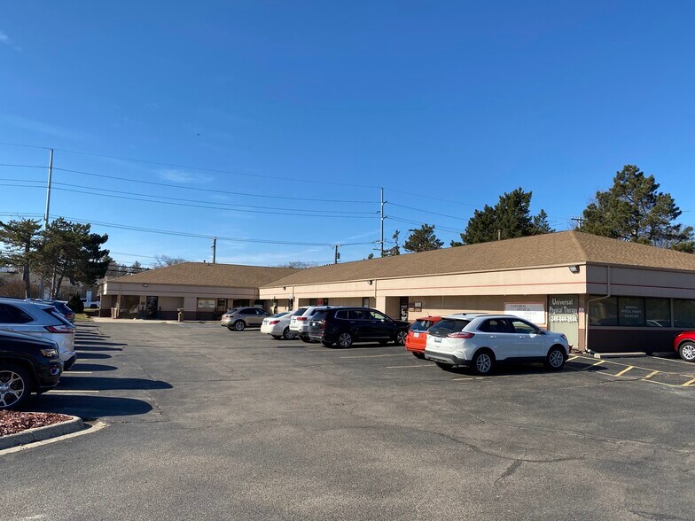 2565 S Rochester Rd, Rochester Hills, MI à louer - Photo du bâtiment - Image 2 de 6