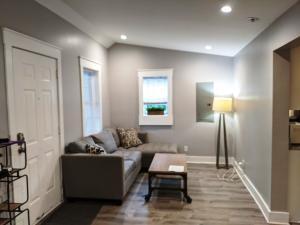 767 Long Point Rd, Mount Pleasant, SC for sale - Interior Photo - Image 2 of 8