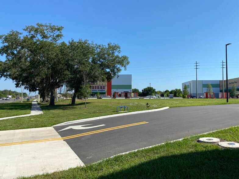 2643 E Irlo Bronson Memorial Hwy, Kissimmee, FL à louer - Photo du bâtiment - Image 3 de 6