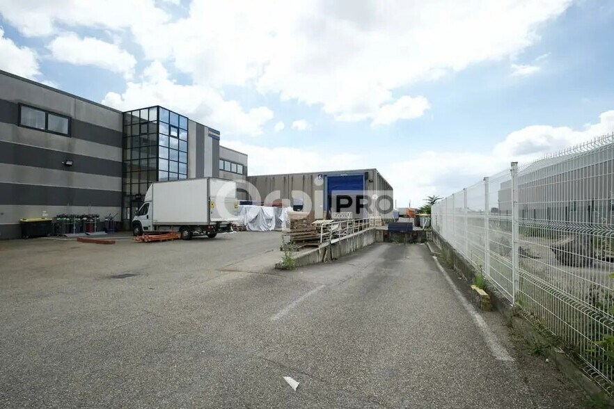 Flex dans Chaponnay à louer - Photo du bâtiment - Image 2 de 3