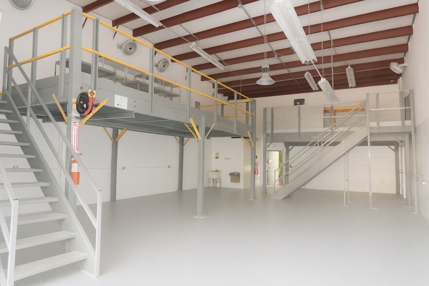 2110-2180 Anntom Dr, Fort Lauderdale, FL à louer - Photo du bâtiment - Image 2 de 7