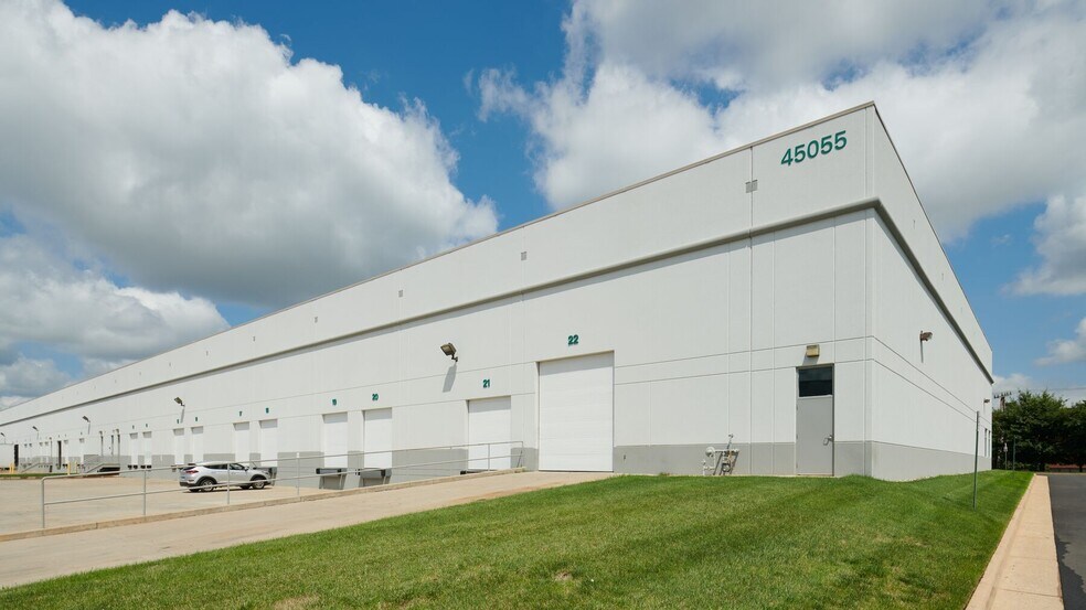 45055 Underwood Ln, Dulles Town Center, VA for lease - Building Photo - Image 1 of 6