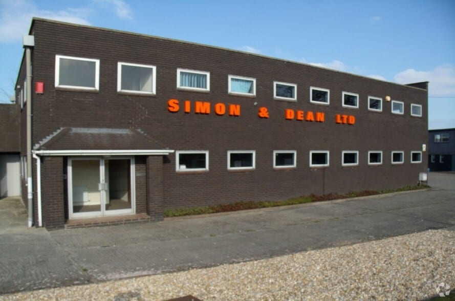 Castle Works portfolio of 3 properties for sale on LoopNet.ca - Primary Photo - Image 2 of 3