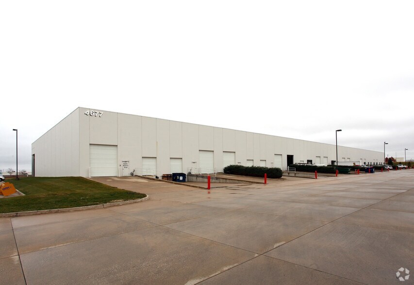 4651-4677 121st St, Urbandale, IA à louer - Photo du bâtiment - Image 3 de 7