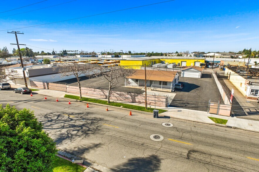 402 N Sullivan St, Santa Ana, CA à louer - Photo du bâtiment - Image 2 de 12
