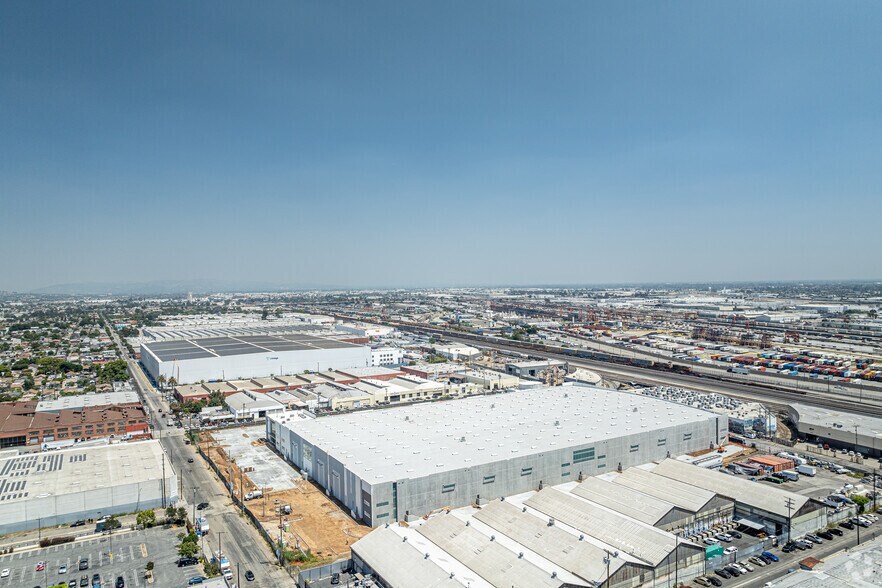 3690 Union Pacific Ave, Los Angeles, CA à louer - Photo du bâtiment - Image 3 de 6
