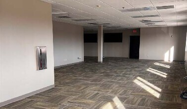 1803 Phyllis St, Bentonville, AR for lease Building Photo- Image 2 of 9