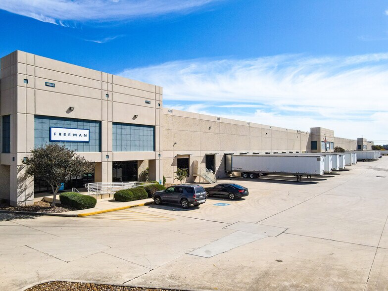 3331-3347 N Panam Expy, San Antonio, TX à louer - Photo du bâtiment - Image 2 de 7
