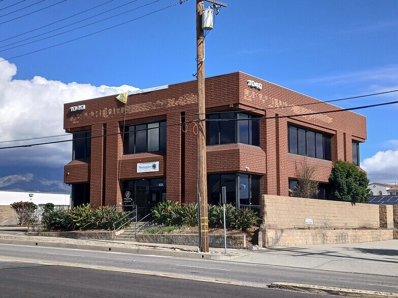 1040 N Benson Ave, Upland, CA à louer - Photo du bâtiment - Image 3 de 7